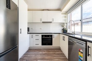 Fridge, microwave, oven, stovetop - Cheerful 4 bedroom home with parking on premises (Plumpton)