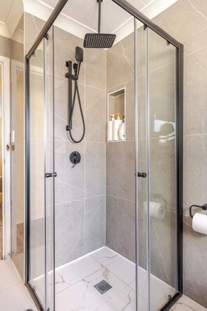 Shower, hair dryer - Cheerful 4 bedroom home with parking on premises (Plumpton)