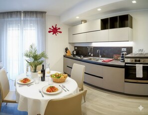 Basic-lejlighed | Privat køkken | Køleskab/fryser i fuld størrelse, ovn, kogeplade, opvaskemaskine