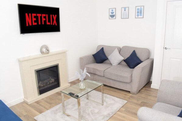 Smart TV - Modern 3 Bed 2 Bath House (Wolverhampton)