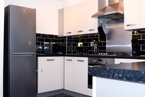 Private kitchen - Modern 3 Bed 2 Bath House (Wolverhampton)