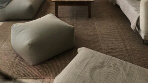 Un salon avec une table basse en bois, deux canapés et un grand meuble.