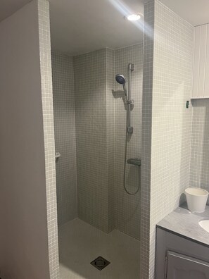 Shower, towels - Charming country house (Messac)