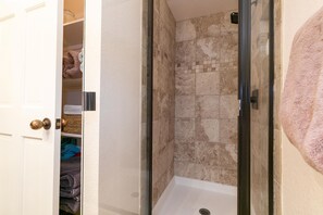 Combined shower/tub, towels