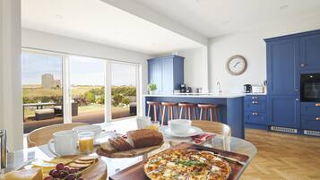 Grand réfrigérateur, micro-ondes, four, plaque de cuisson