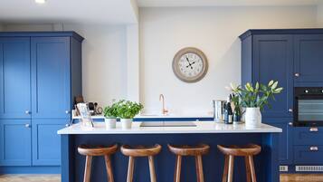Refrigerador con freezer, microondas, horno, placa de cocina