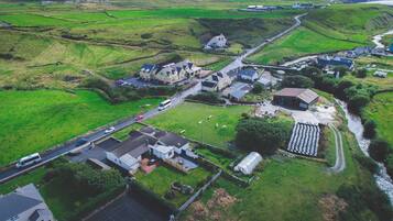 Vista aérea de una zona rural con casas, una carretera y un río.