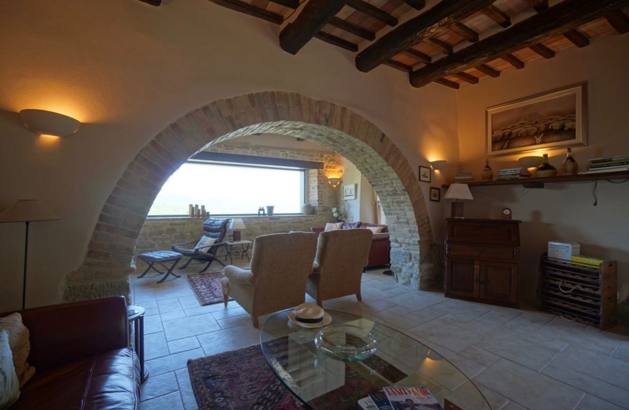 Smart-TV, Kamin, Bücher