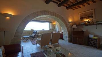 Una Smart TV, una chimenea, libros