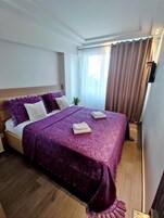 Apartamento familiar, cocina | Zona de estar | Smart TV de 55 pulgadas con canales por cable, una televisión