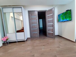 Apartamento familiar, cocina | Zona de estar | Smart TV de 55 pulgadas con canales por cable, una televisión