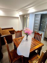 Apartamento familiar, cocina | Zona de estar | Smart TV de 55 pulgadas con canales por cable, una televisión