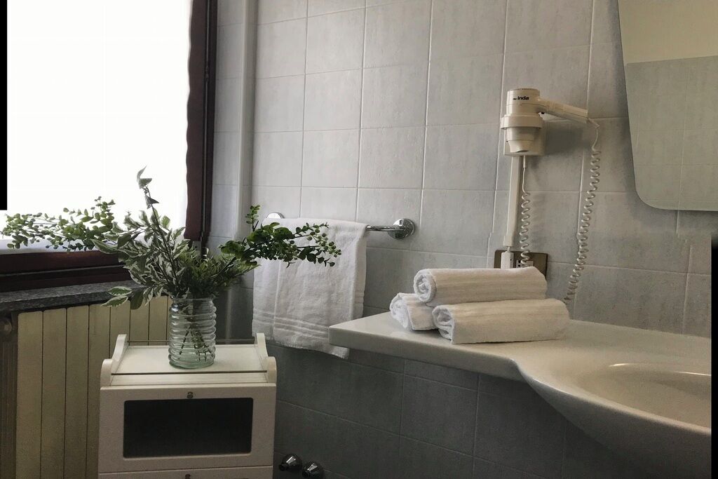 Douche, sèche-cheveux, bidet, serviettes fournies