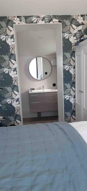3 bedrooms, iron/ironing board, travel cot, free WiFi