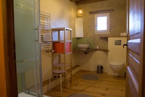 Douche, sèche-cheveux, serviettes fournies