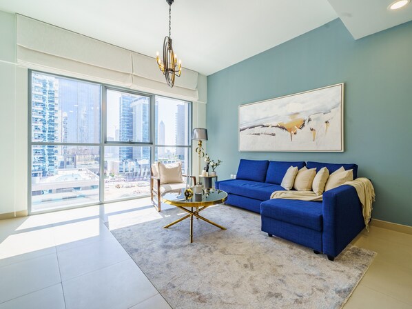 Appartement Deluxe | Aire de séjour | Téléviseur connecté de 55 po avec télévision par câble, téléviseur
