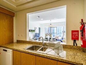 Appartement Deluxe | Cuisine privée | Réfrigérateur, micro-ondes, four, plaque de cuisson