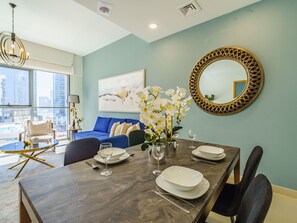 Deluxe Apartment | Dining room