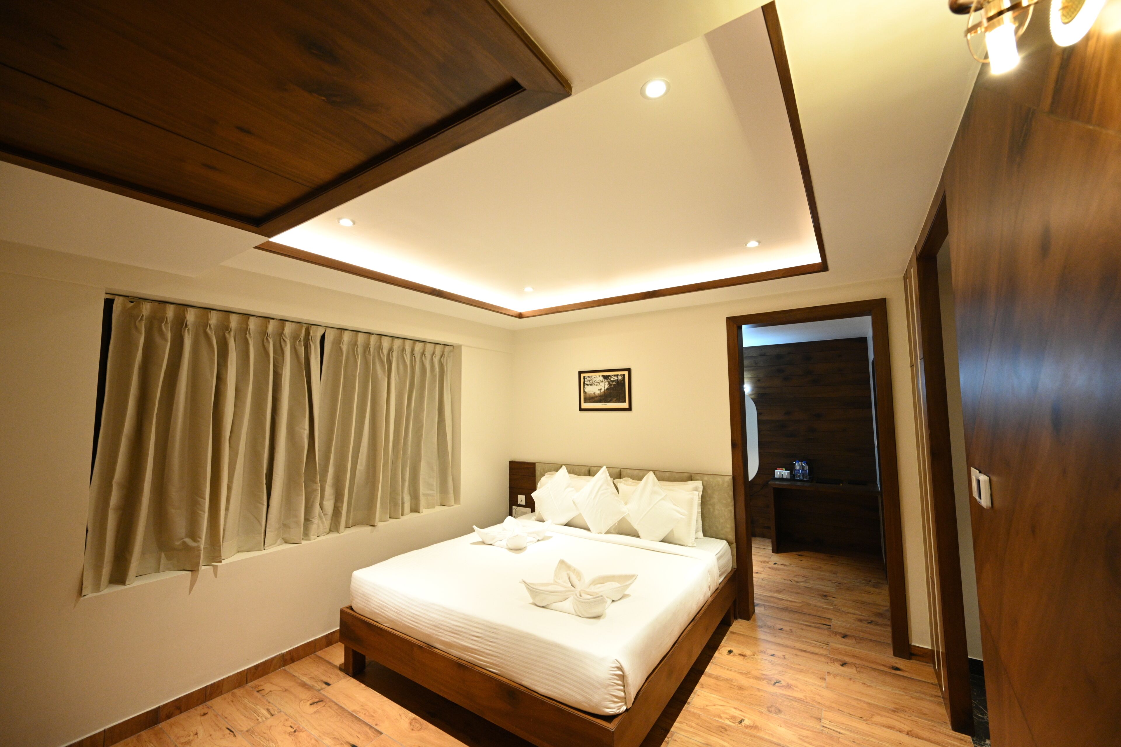 Suite Room | Desk, iron/ironing board, free WiFi, wheelchair access