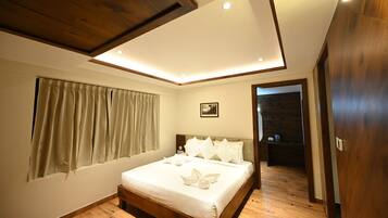 Suite Room | Desk, iron/ironing board, free WiFi, wheelchair access