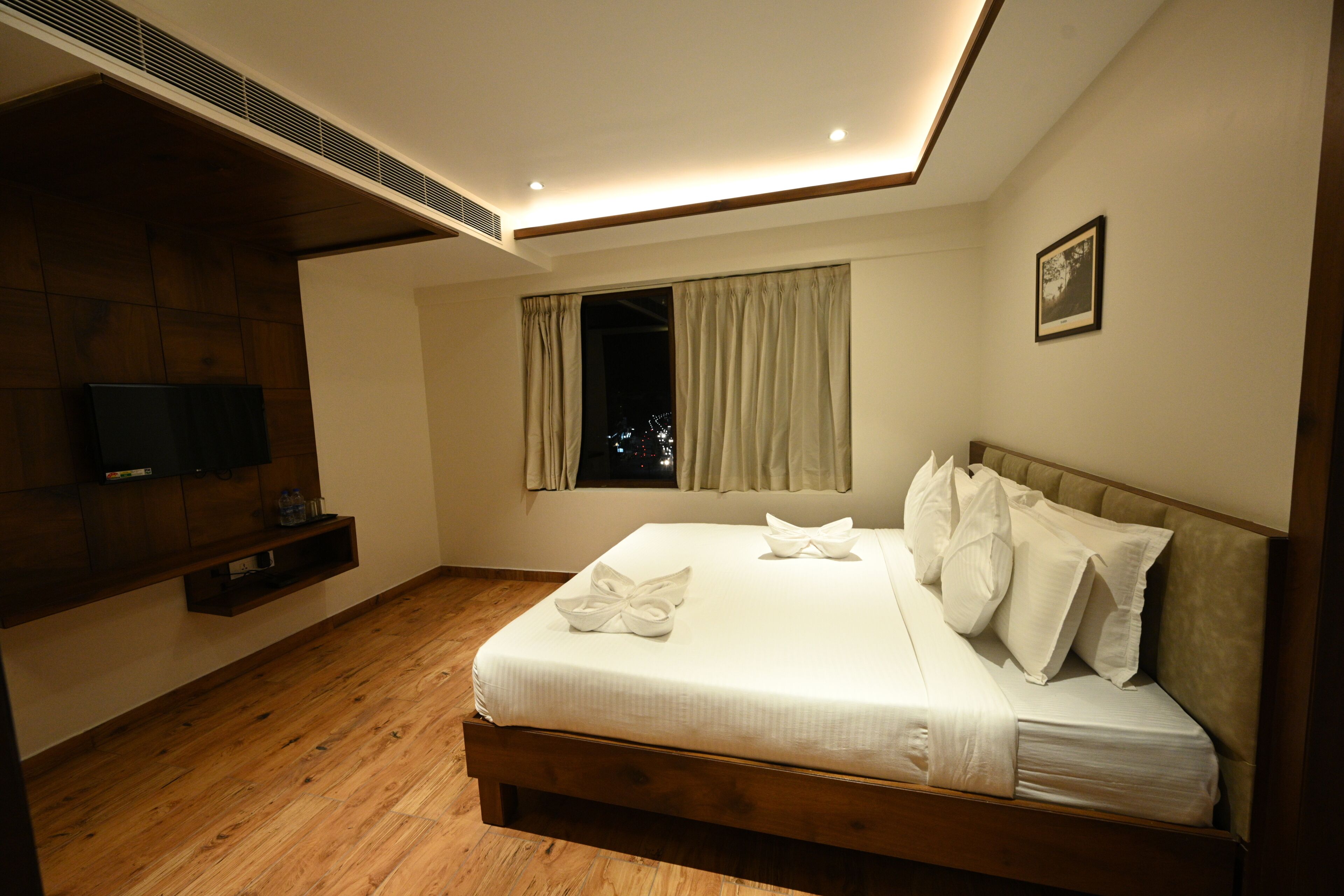 Suite Room | Desk, iron/ironing board, free WiFi, wheelchair access