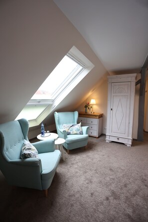 Dobbeltrom – deluxe | Allergitestet sengetøy, skrivebord og blendingsgardiner