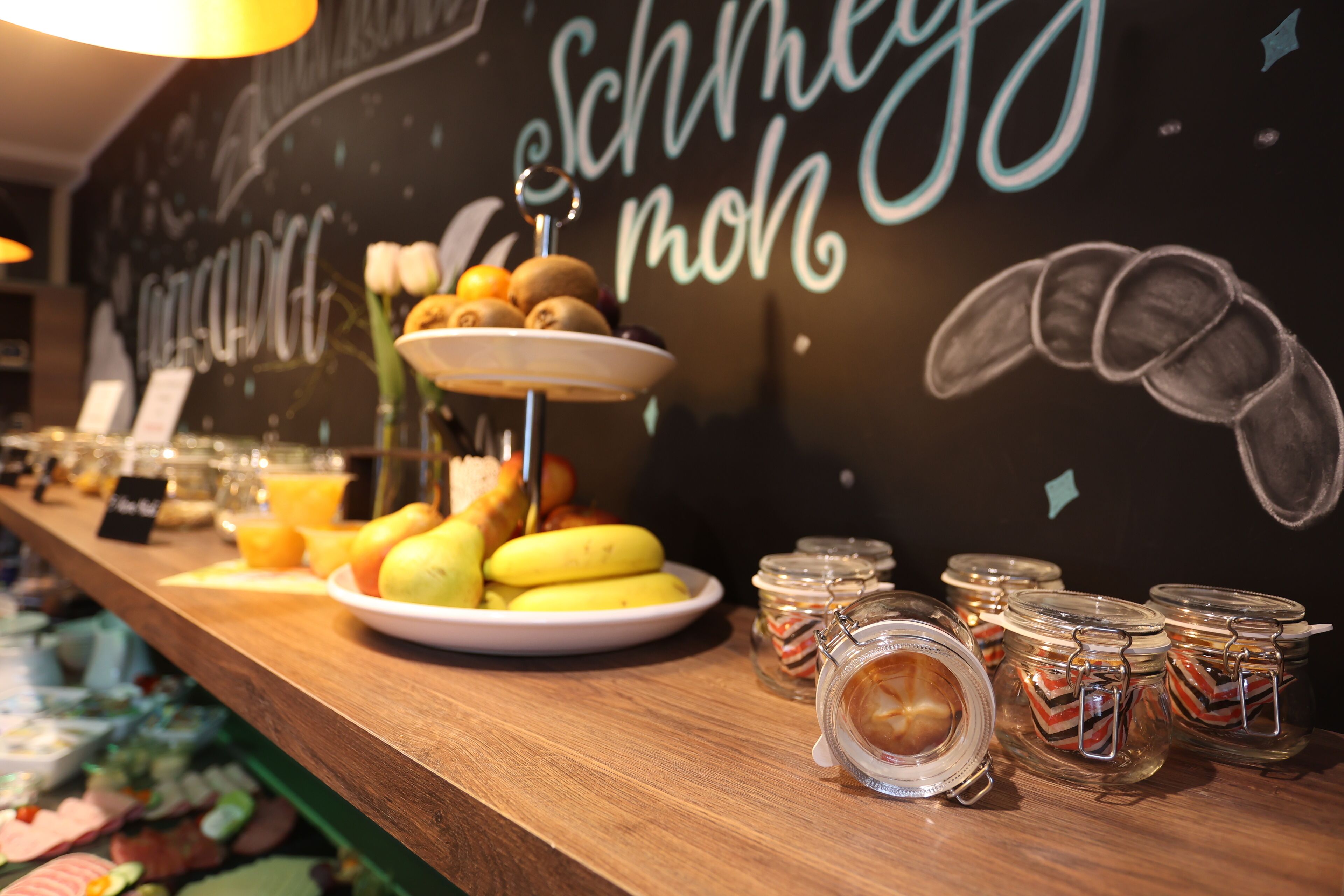 Un buffet de petit-déjeuner proposant une variété de fruits, de viennoiseries et de boissons.