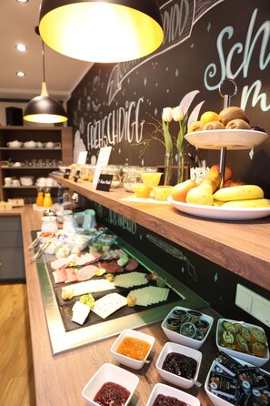 Een buffet met diverse gerechten en toevoegingen.