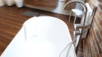 Deluxe-Doppelzimmer | Badezimmer | Dusche, Haartrockner, Handtücher, Seife