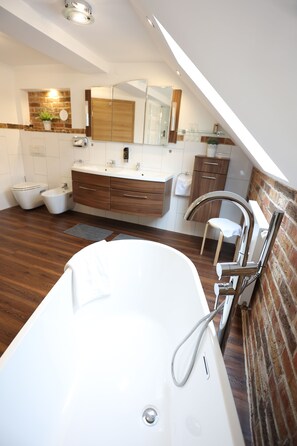 Deluxe Double Room | Bathroom | Shower, hair dryer, towels, soap - Pension Alte Scheune (Melsungen)