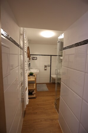 Standard-Apartment | Badezimmer