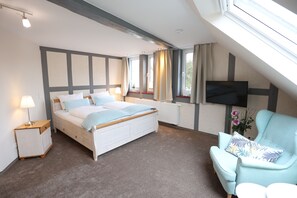 Deluxe Double Room | Hypo-allergenic bedding, desk, blackout drapes, iron/ironing board - Pension Alte Scheune (Melsungen)