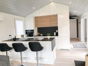 Kühlschrank, Mikrowelle, Herdplatte, Geschirrspüler