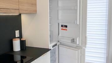 Geladeira, micro-ondas, fogĂŁo, cooktop