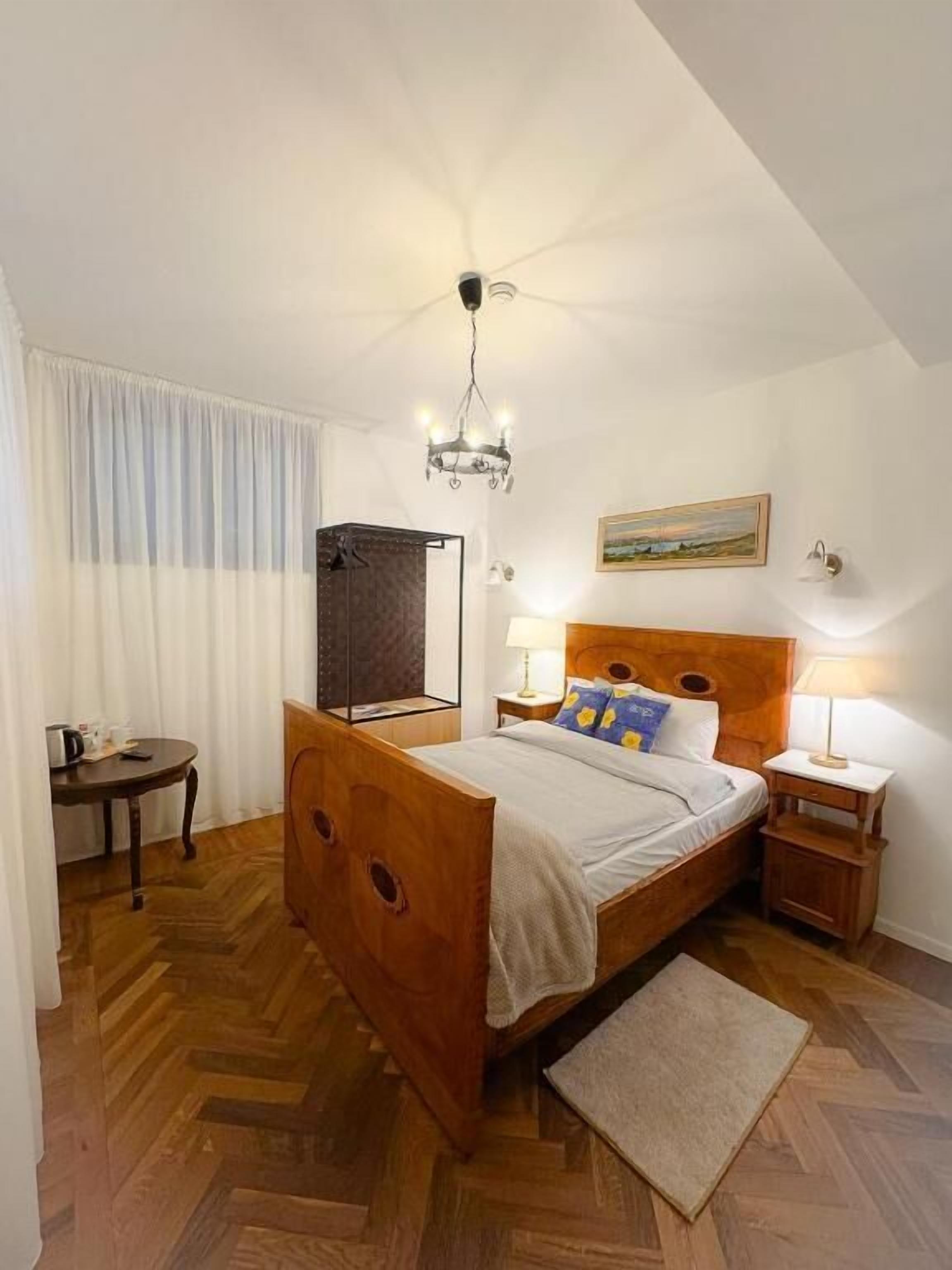 Comfort Room | Minibar, individually decorated, individually furnished, desk