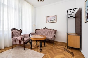 Minibar, decoración personalizada, muebles diferentes y escritorio 