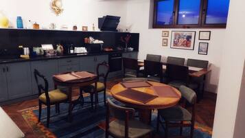 TĂ€gliches kontinentales FrĂŒhstĂŒck (40 RON pro Person)