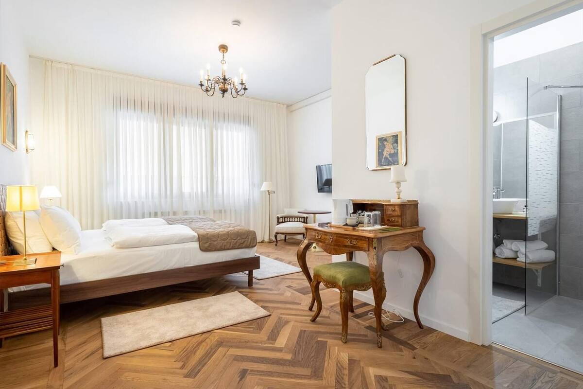 Minibar, desk, laptop workspace, free WiFi
