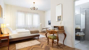 Standard Room | Minibar, individually decorated, individually furnished, desk