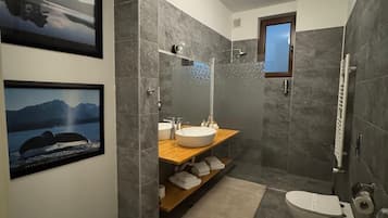 Deluxe Room | Bathroom