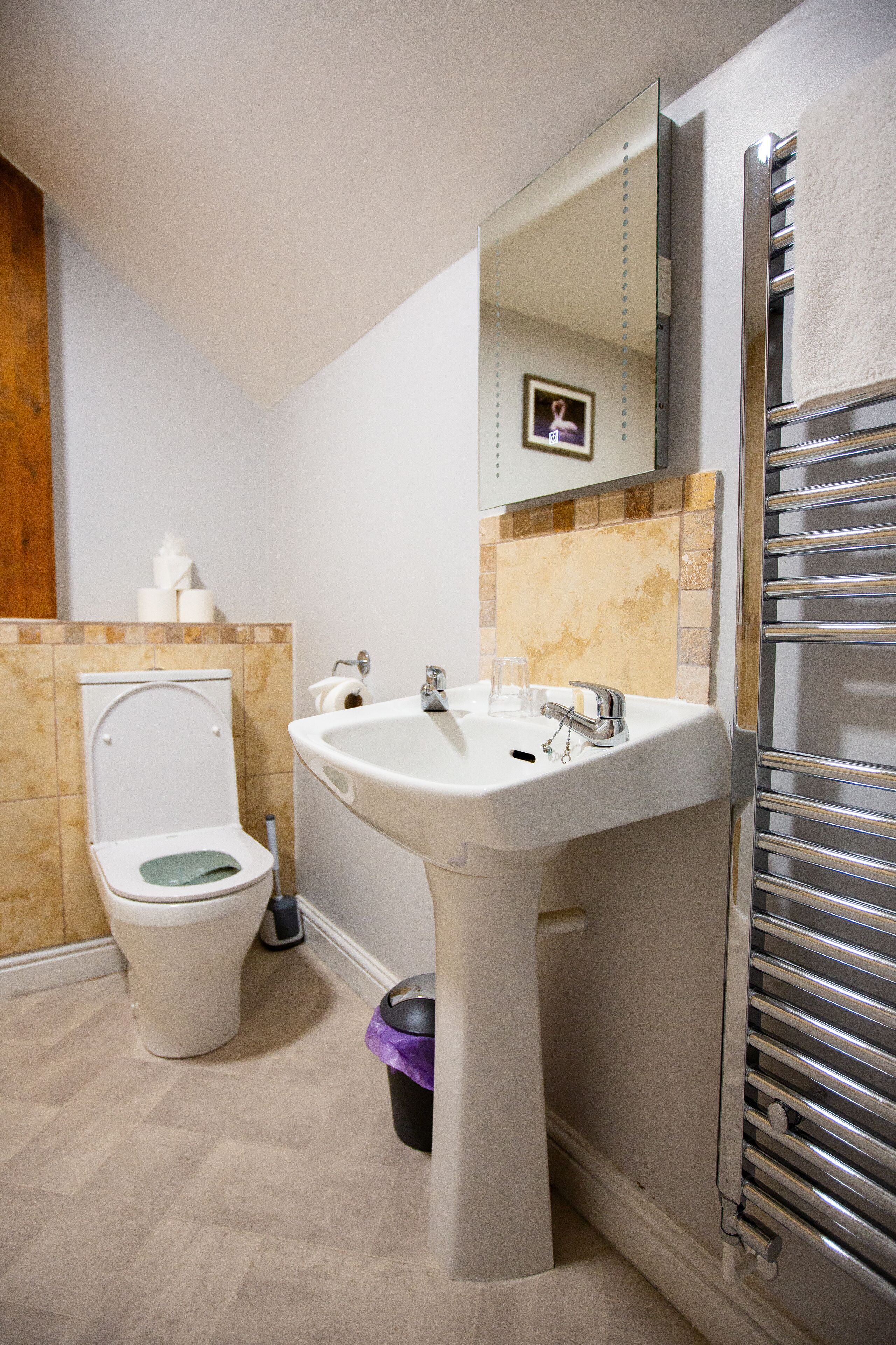 Standard-Doppel- oder -Zweibettzimmer | Badezimmer | Duschwanne, kostenlose Toilettenartikel, Handtücher, Shampoo