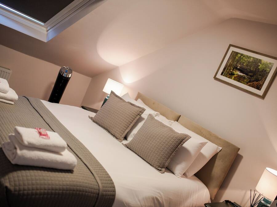 Standard Triple Room | Desk, laptop workspace, free WiFi, bed sheets
