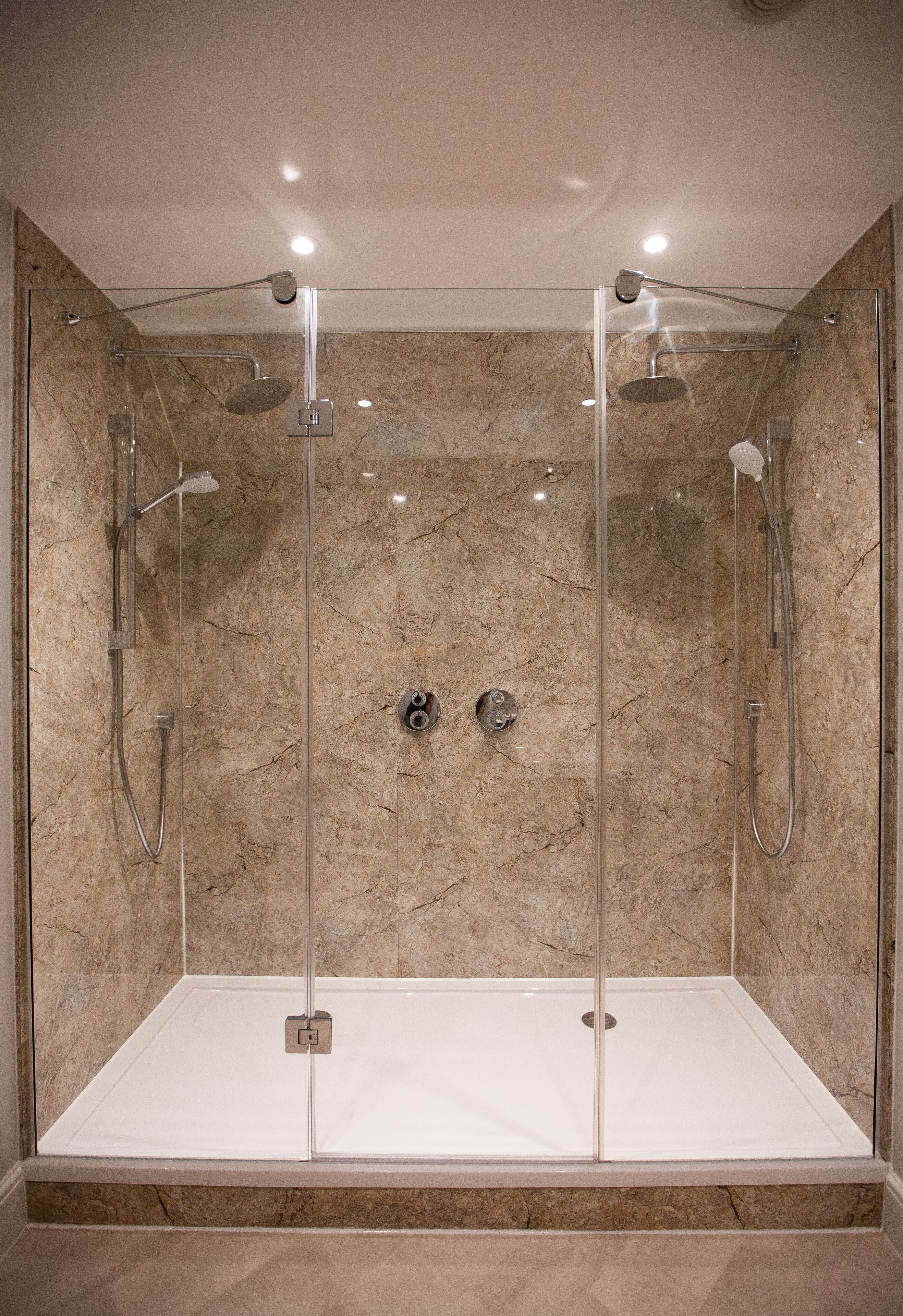 Suite | Bathroom | Combined shower/bathtub, free toiletries, towels, shampoo