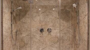 Suite | Bathroom | Combined shower/bathtub, free toiletries, towels, shampoo