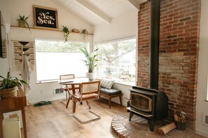 Smart-TV, Kamin, Stereoanlage