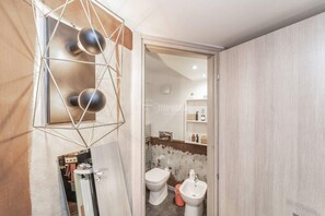 Dusche, Haartrockner, Bidet, Handtücher