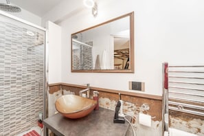 Douche, sèche-cheveux, bidet, serviettes fournies
