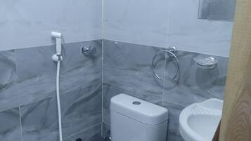 Douche, serviettes fournies, savon