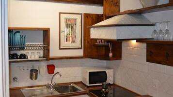 Jääkaappi, mikroaaltouuni, kahvin-/teenkeitin