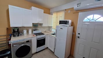 City Studio, 1 Double Bed, Non Smoking, Ground Floor | Private kitchen | Full-sized fridge, microwave, oven, stovetop